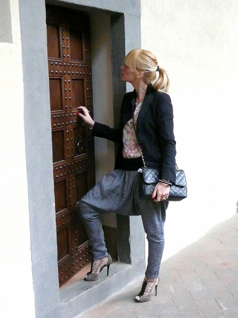 IL CHOSTRO DELLA BASILICA DI SAN LORENZO in FIRENZE MOM'S OUTFIT caffelatteacolazione blouse