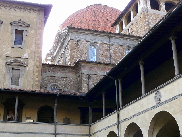 IL CHOSTRO DELLA BASILICA DI SAN LORENZO in FIRENZE MOM'S OUTFIT bellissima chiesa