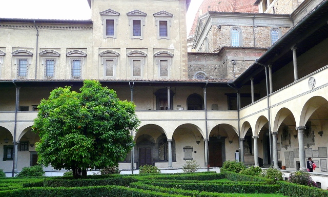 IL CHOSTRO DELLA BASILICA DI SAN LORENZO in FIRENZE MOM'S OUTFIT for a fashion show