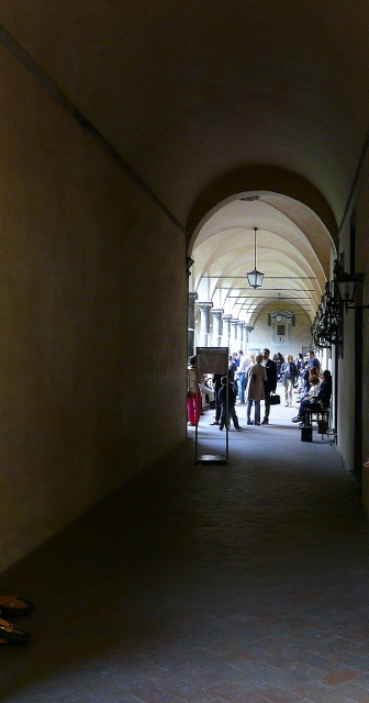 IL CHOSTRO DELLA BASILICA DI SAN LORENZO in FIRENZE MOM'S OUTFIT parade