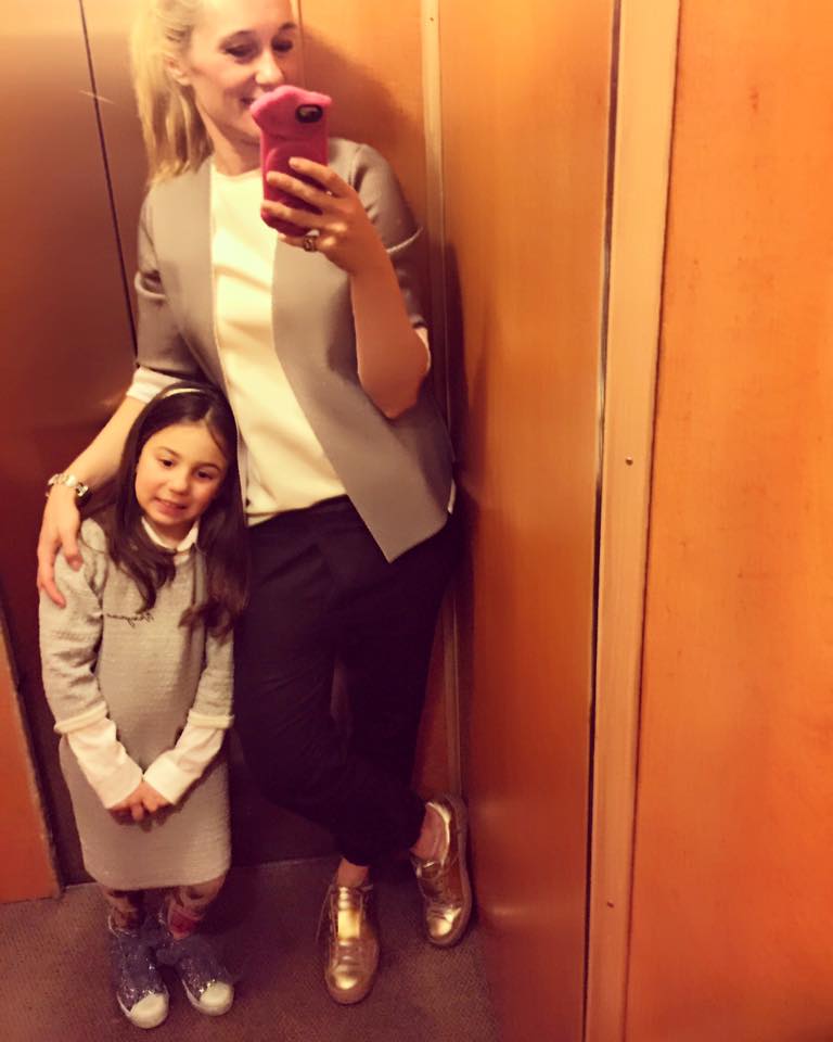 look mamma e figlia per la montagna