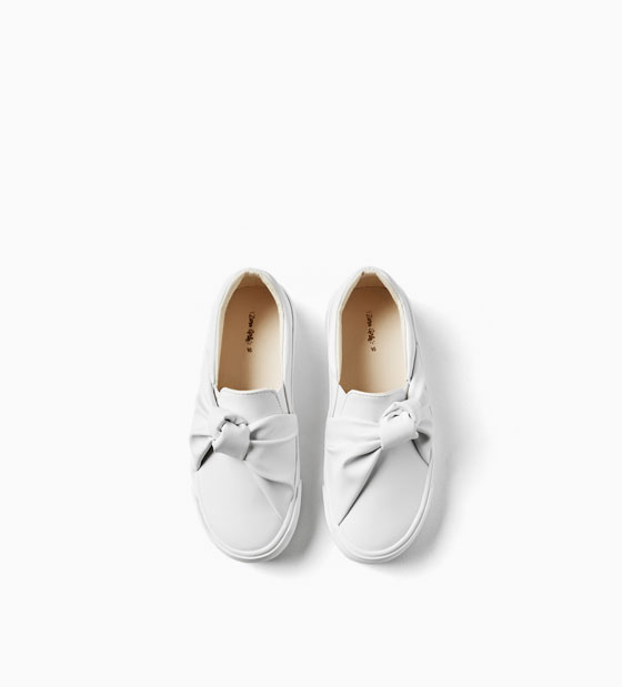 Le scarpe di Zara da bambina fino al 40. La rivincita delle mamme dal piede  grande.