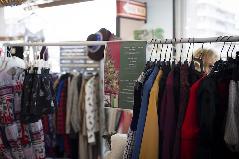 Il mercatino di beneficenza per i bambini