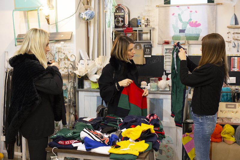 Il mercatino di beneficenza per i bambini