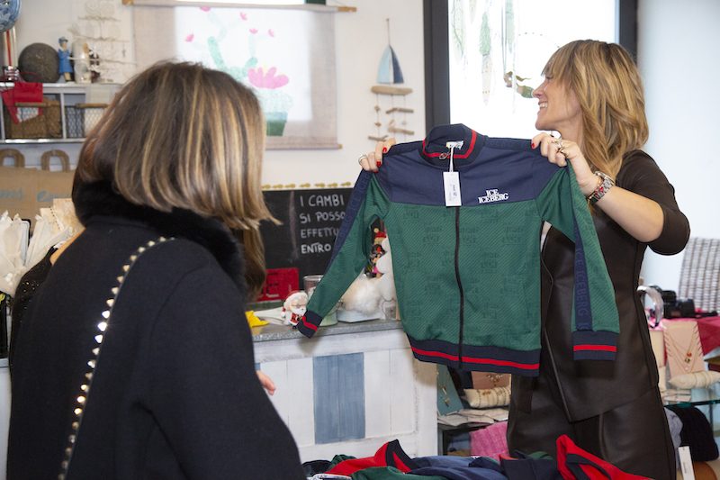 Il mercatino di beneficenza per i bambini