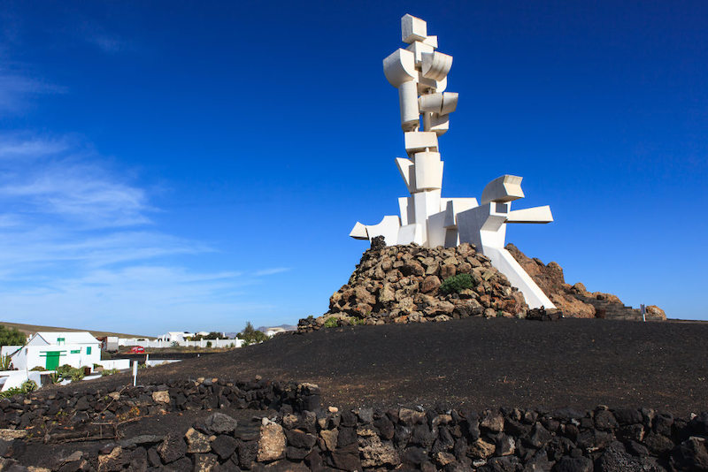 Lanzarote coi bambini monumento del campesino