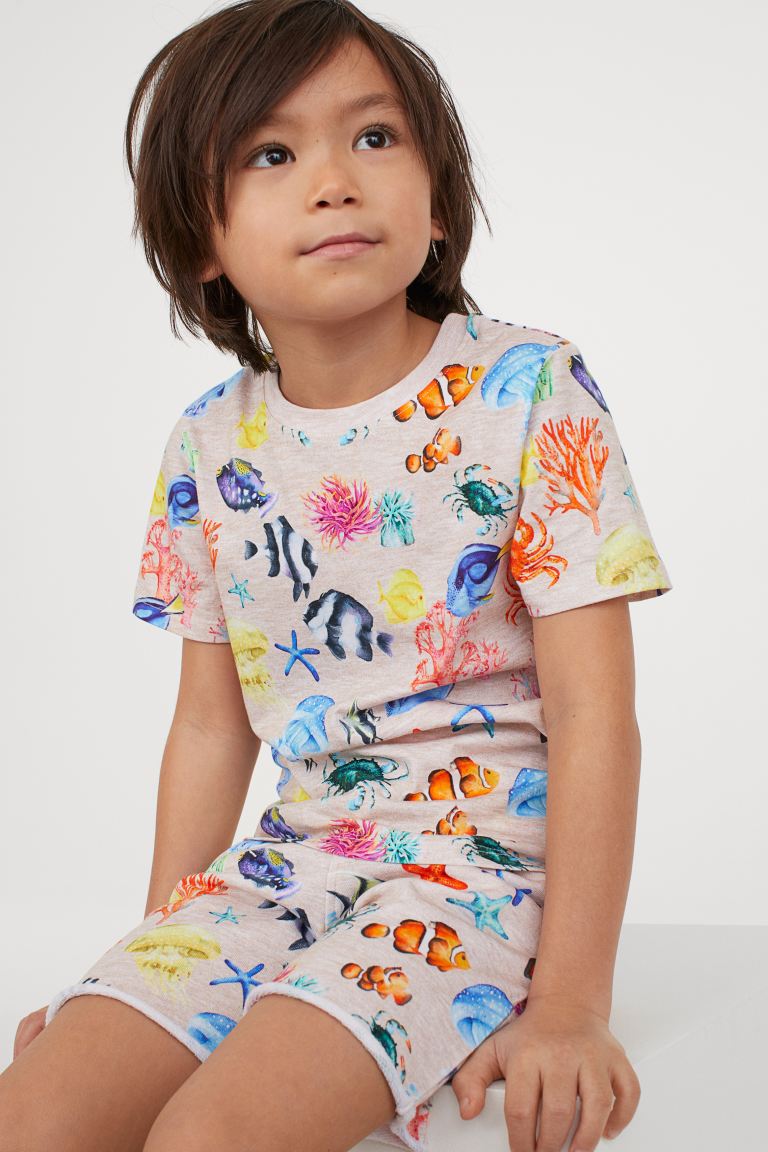 come vestire i bambini per stare in casa bermuda e maglietta